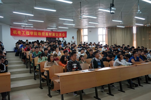 最后,胡启洲教授与在场学生进行交流与讨论,报告会在浓厚的学术氛围中
