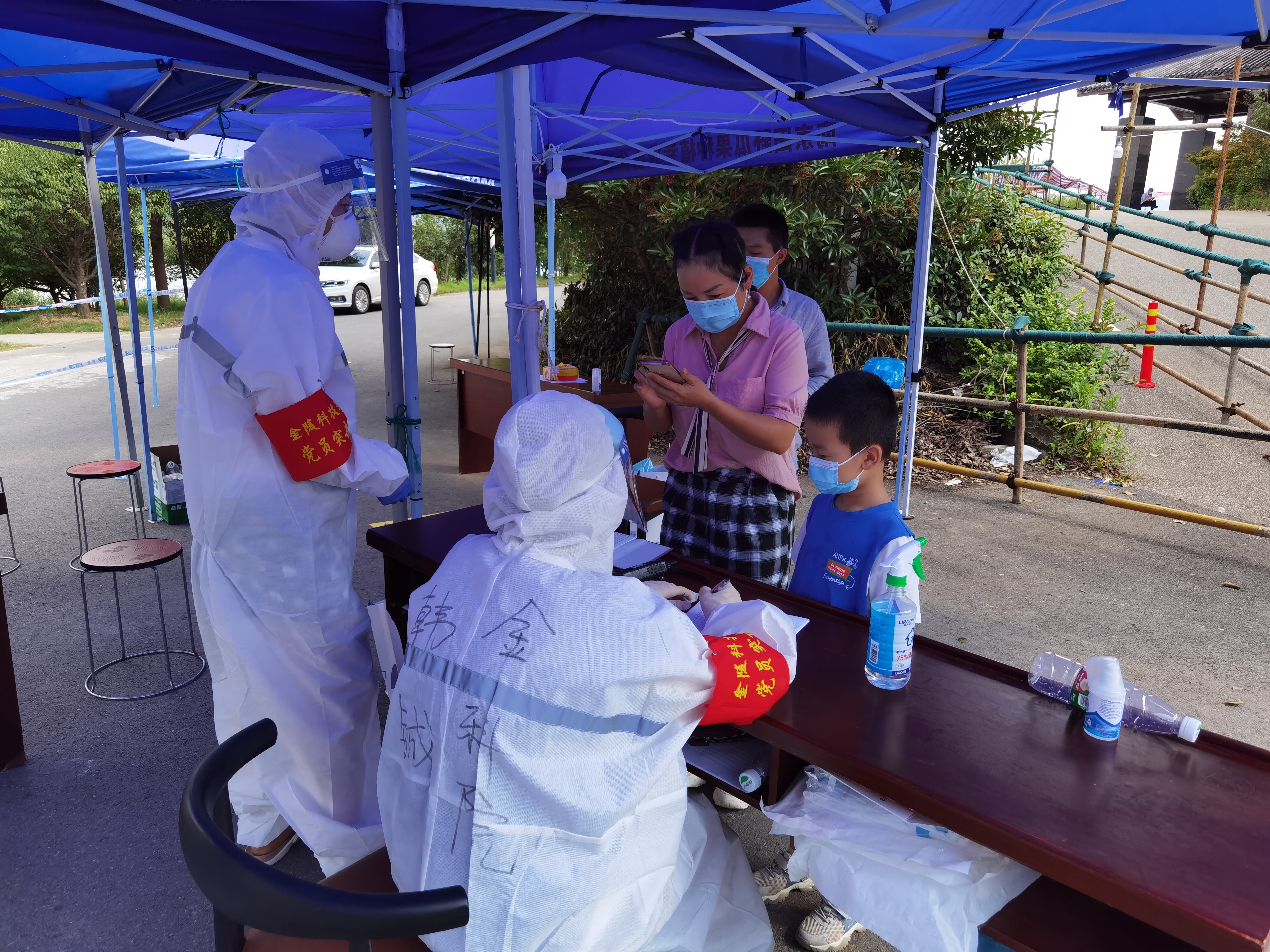 我校教工党员志愿服务江宁区横溪街道许呈村抗疫的