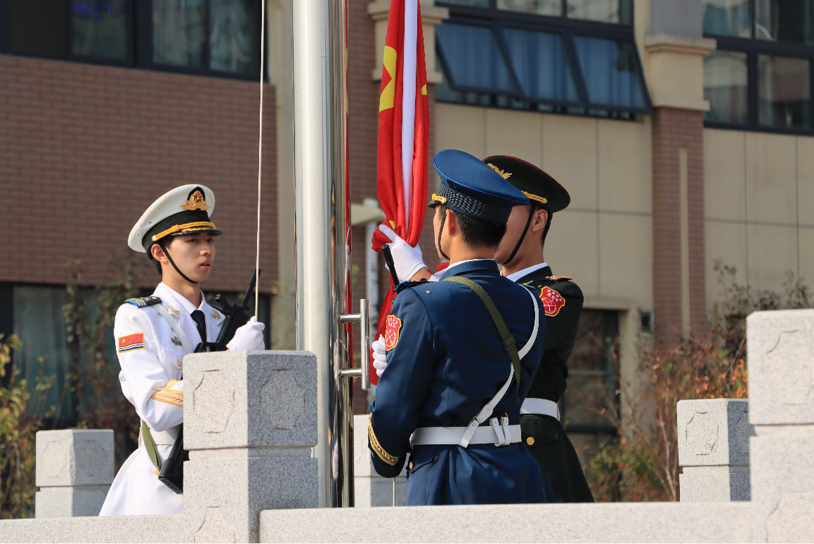 校国旗护卫队赴齐武路小学示范升旗仪式